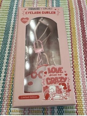 Celavi peanuts Snoopy Eyelash Curler - Limited Edition
